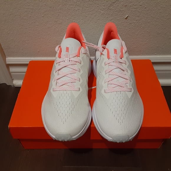 Nike - Picture 2 of 4